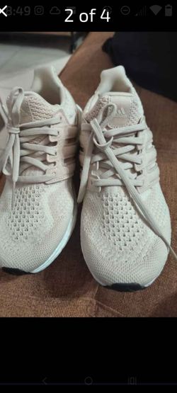 WOMENS 6.5 ULTRA BOOST SNEAKERS ! We Hv Alot More Shoes On Our Page!