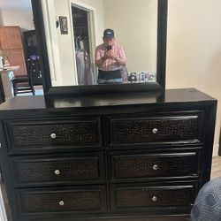 Bedroom Set In Excellent Condition. 