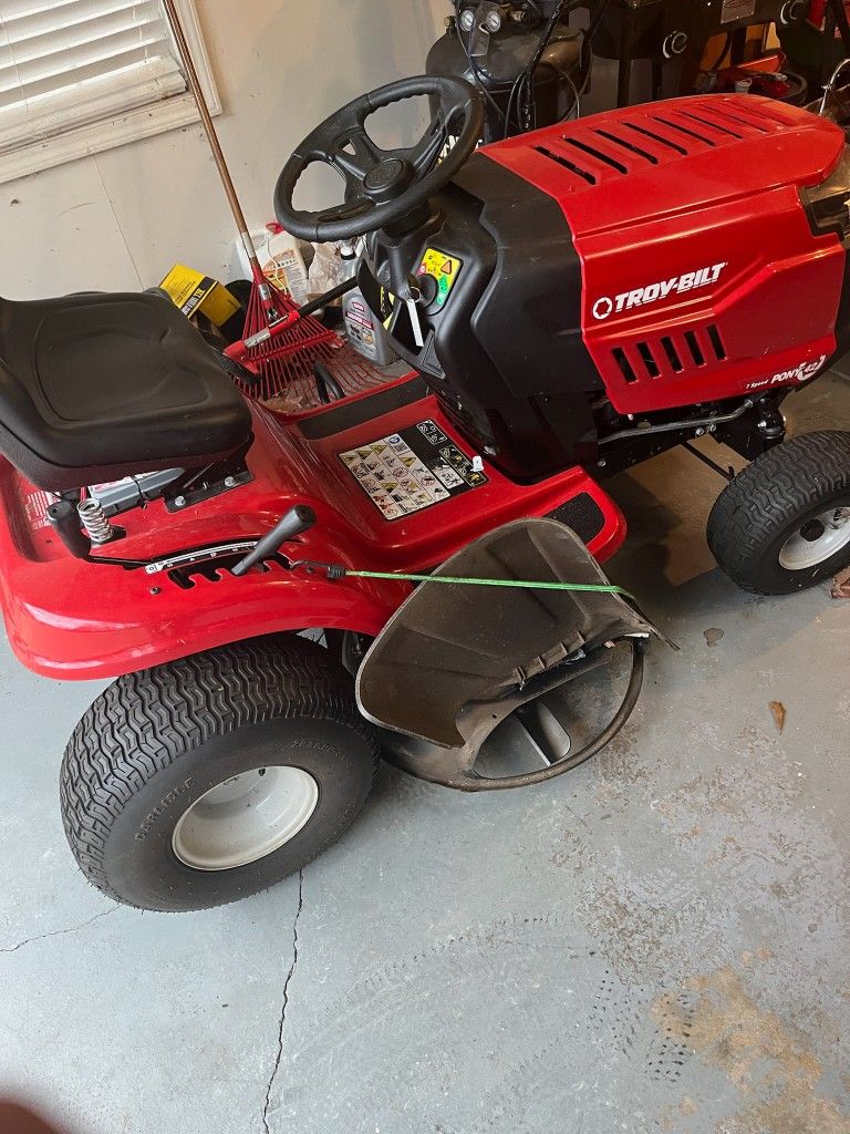 Troy-Bilt
Pony 42 in. 15.5 HP Briggs and Stratton 7-Speed Manual Drive Gas Front Engine Riding Lawn Tractor
