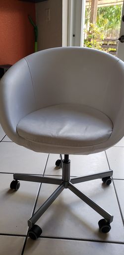 Round adjustable high chair white