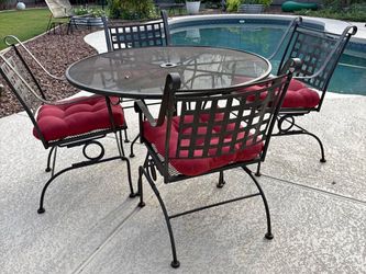 $250 BEAUTIFUL IRON PATIO SET 4 ROCKING CHAIRS AND TABLE