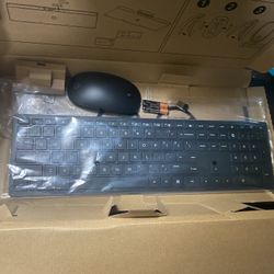 BRAND NEW Wireless Keyboard and Mouse ( Batteries Included For Both)