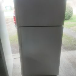Great Working Kenmore Refrigerator  Back Up