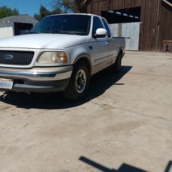 Ford 150 Triton V8 White