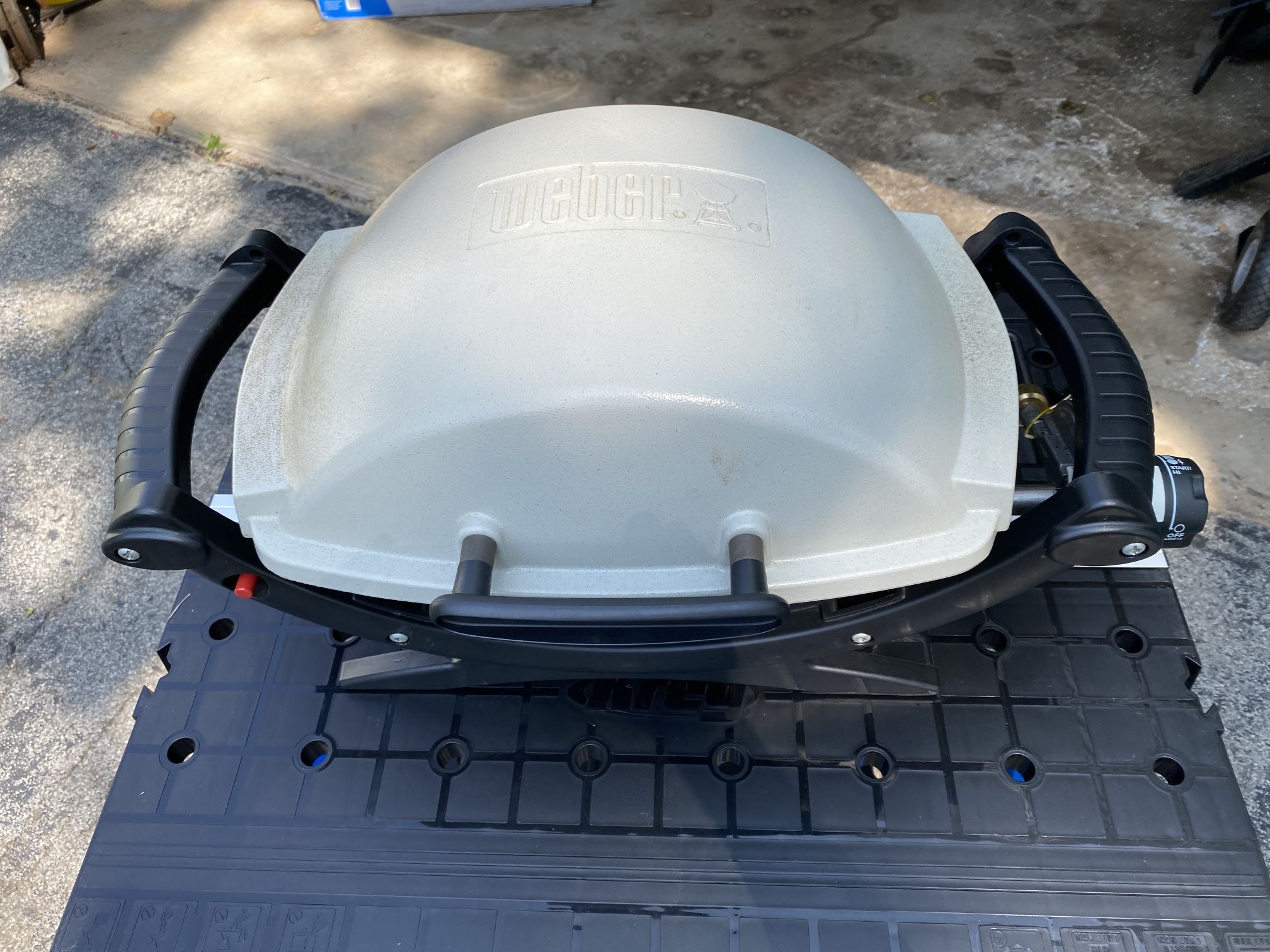 Weber Q1000 Portable BBQ Grill. Carry Case Included.