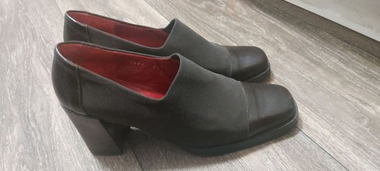 Donald J. Pliner Brown shoes with heels womes size 7 M