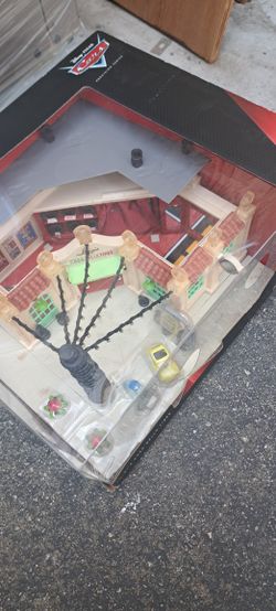 Dysney Pixar Cars  Precision  Series  LuiGi S Casa Della Tires   Nuevo Caja  Unpoco Dan̈ada  $150