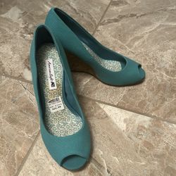 Woman’s American eagle 6 1/2 Shoe 