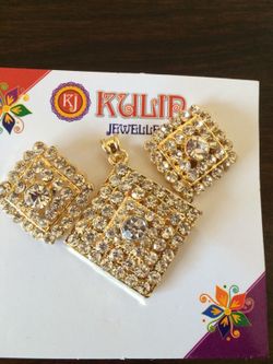 Gold and stones pendant set