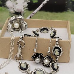 CAMEO SET OF BRACELET, EARRINGS & NECKLACE.
