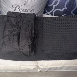 Cali-King Duvet Cover Set, Black - Ultra Soft Luxury Textured. 1 Duvet Cover, 4 Pillow Shames.