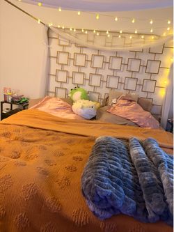 KING CANOPY BED