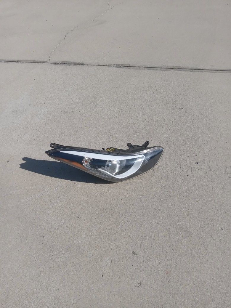 14 To 16 Headlight Hyundai Elantra Halogen Passenger ( Oem)