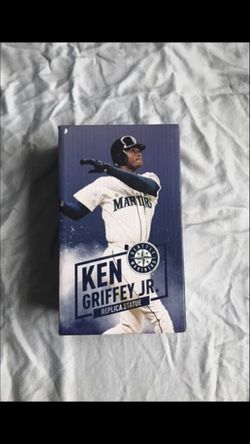 Griffey replica Statue