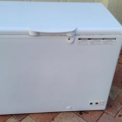 Hotpoint 9.4-cu ft Chest Freezer White. Se Habla Español 