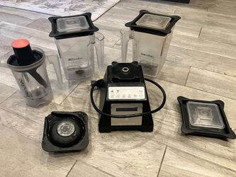 Blendec Wildside Total Blender Bottom + 2- 36oz Container 3 lids + 16oz Container 2 different tops Works Perfectly!