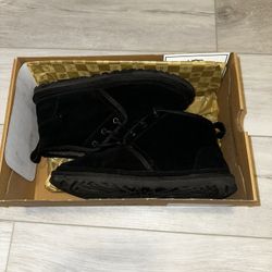 Ugg neumel black size 8M