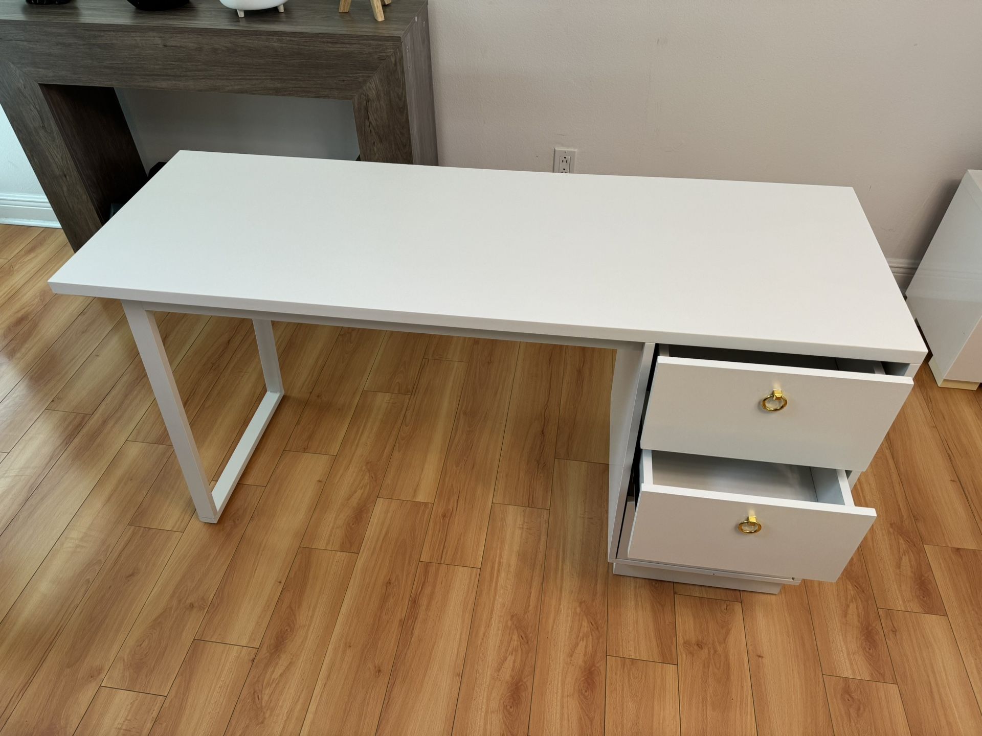 Escritorio de Computadora en Excelente Estado – Estilo Moderno
