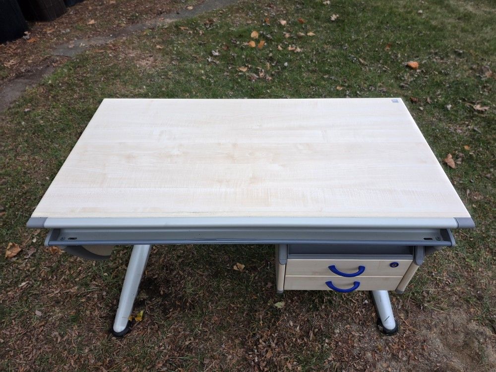 Moll height-adjustable desk