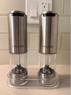 Electric salt and pepper shakers
