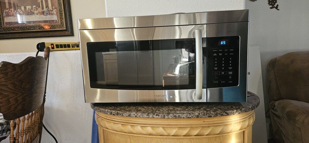 Samsung Stainless Steel Stove, Microwave and Refrigerator Set. Priced To Sell!