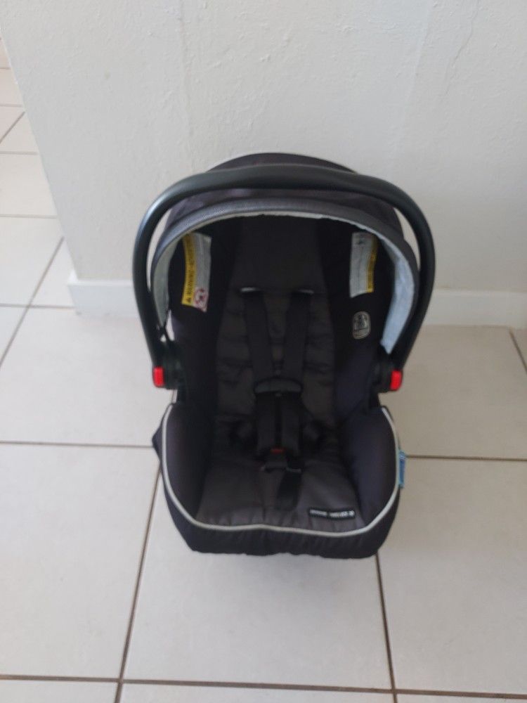 Car Seat Graco does not have the base