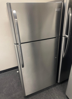 Deal: Frigidaire Stainless Top Mount Refrigerator – Clean Inside
