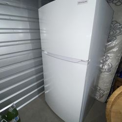 Frigidaire 13.9 Cu. Ft  Refrigerator/ w freezer (READ DESCRIPTION !!)SERIOUS BUYERS ONLYj