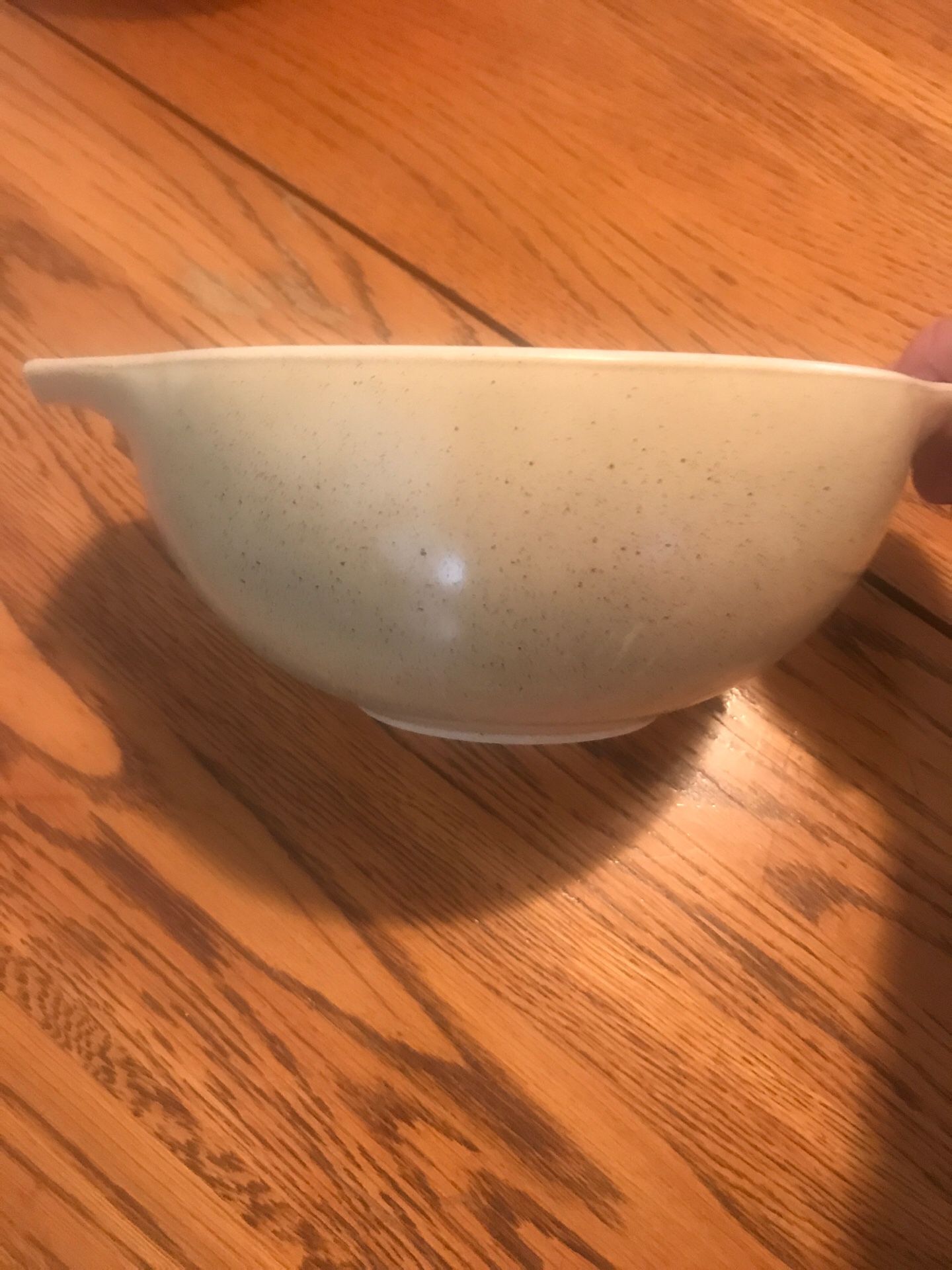 3 Pyrex bowls. Nice shape. The brown one has a couple of tiny scratches.