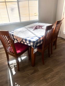 Dinning table w/4 chairs solid