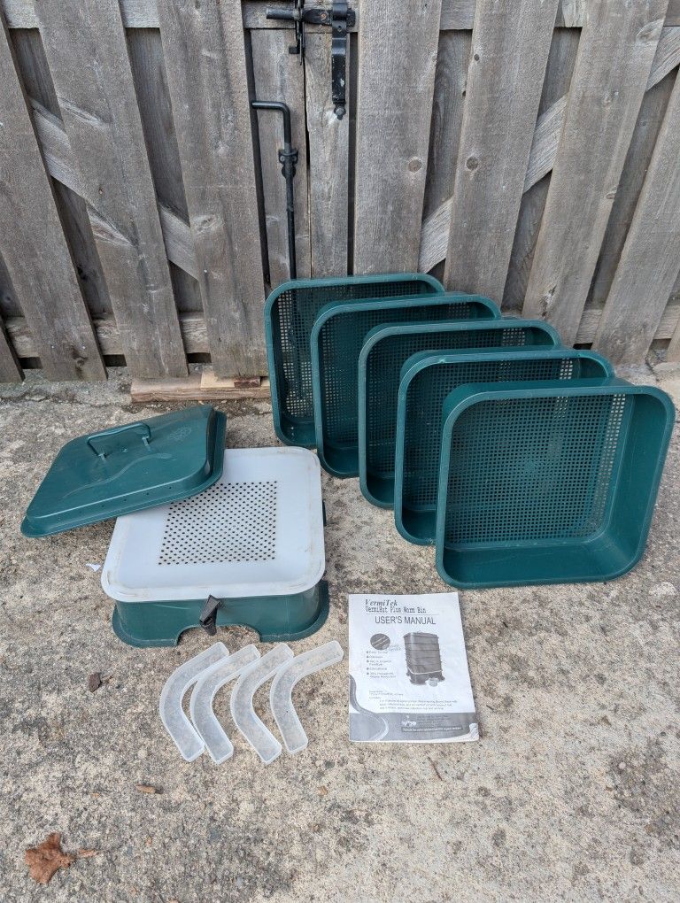 VermiHut Plus Worm Compost Bin