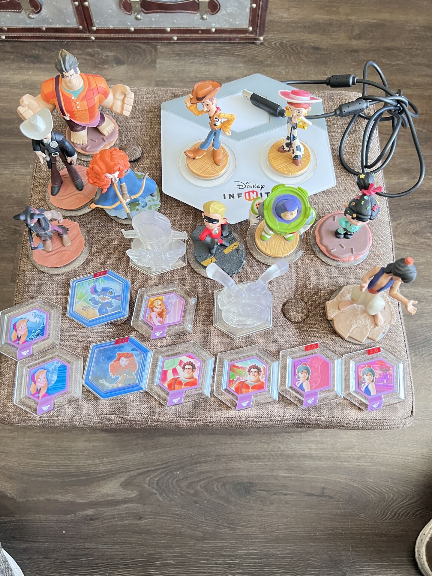 Disney Infinity game, figures and bases (10 +)