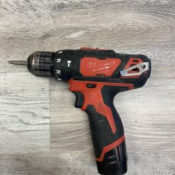Milwaukee drill 2408-20 With Battery M12 cpb001010