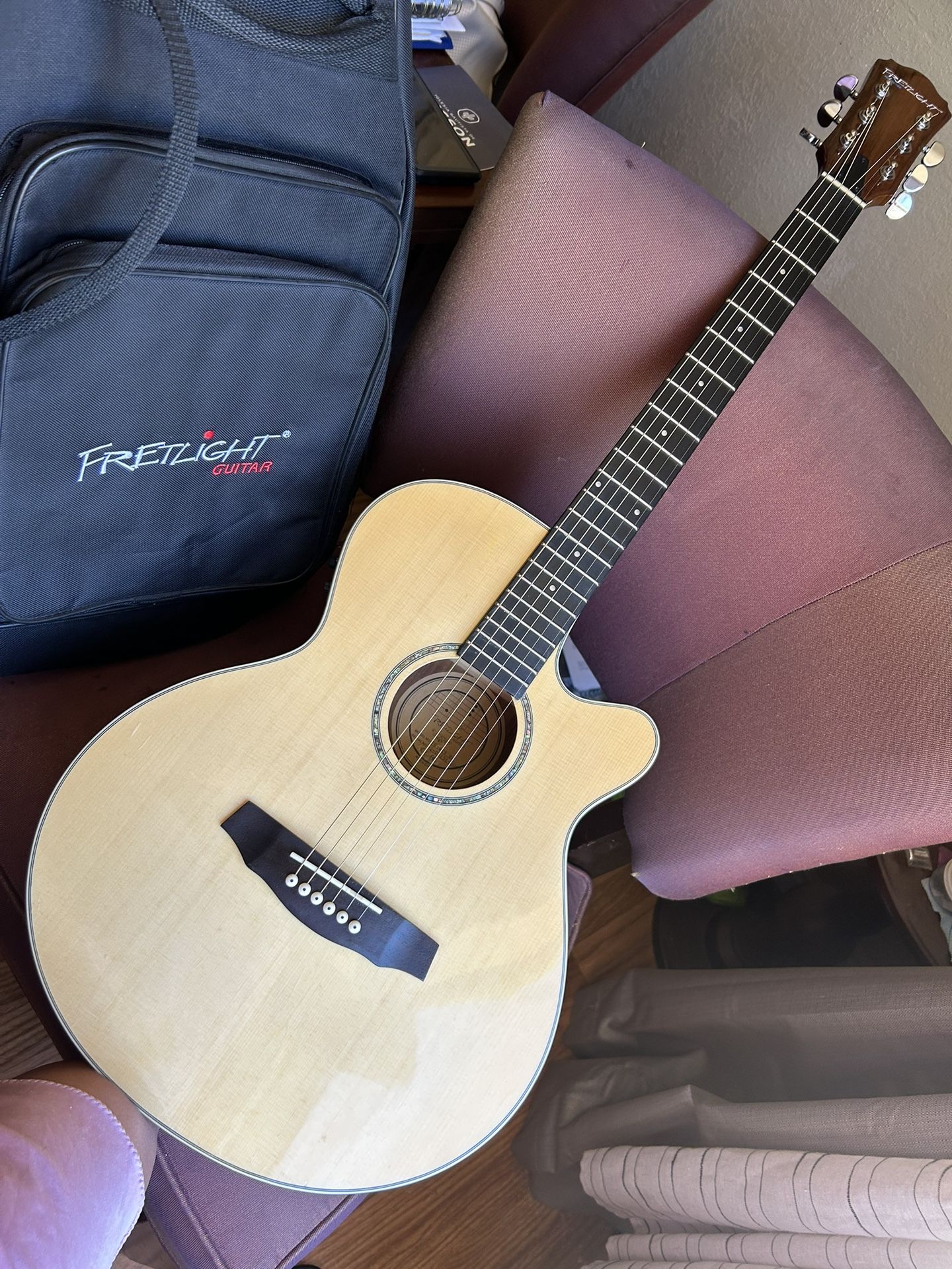 FRETLIGHT ACOUSTIC ELECTRIC GUITAR