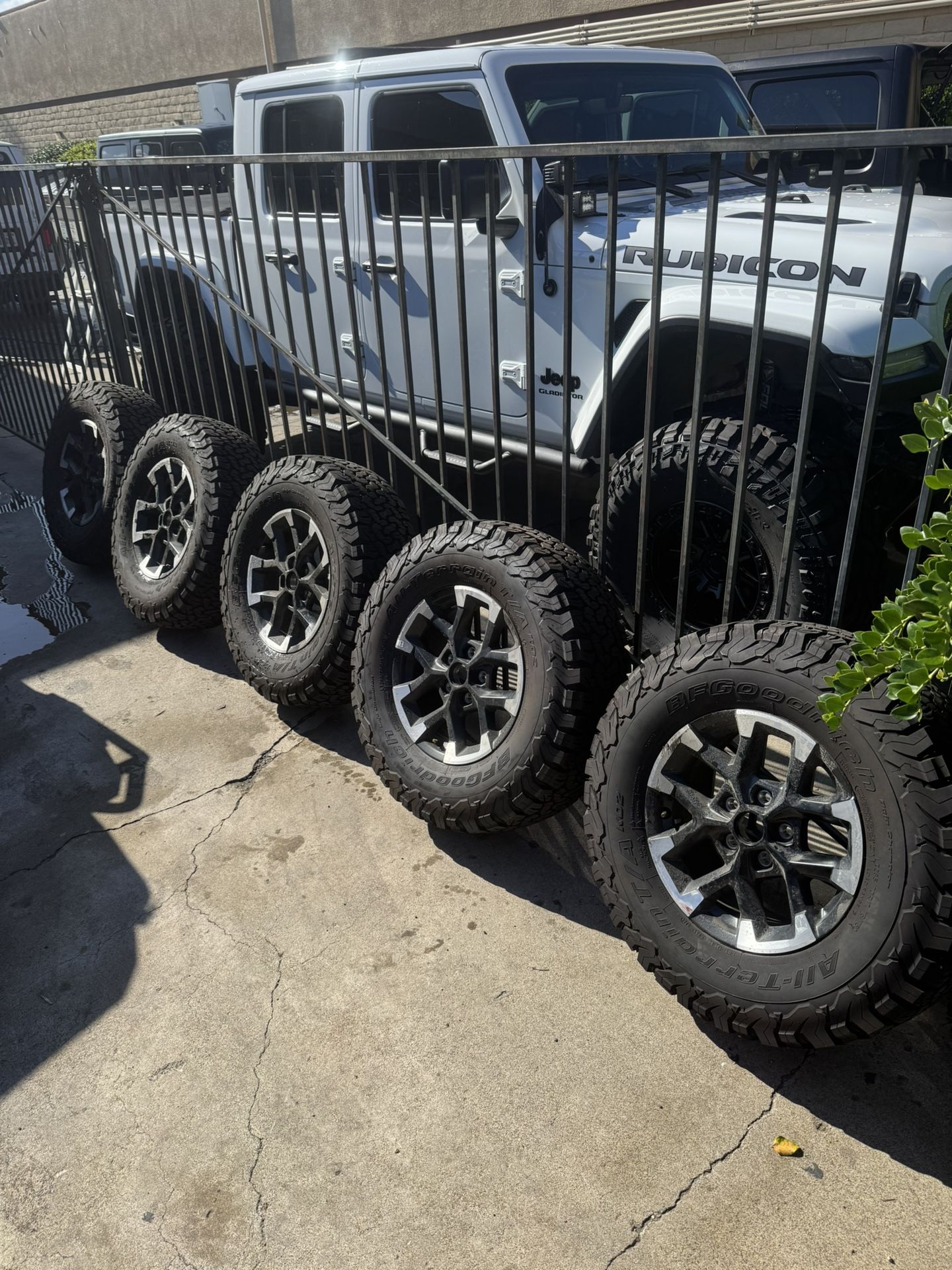 *LIKE NEW* 2024 OEM Jeep Wrangler Rubicon 33 Inch BFG Tires Rims JK JKU JL JLU JT