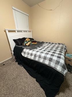 Size Full Bed with bedframe and box
