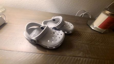 LIKE NEW TODDLER CROCS SIZE 5
