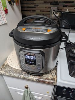 MUST SELL ASAP!! Instant Pot Duo 6 Qt 7-in-1 Pressure Cooker