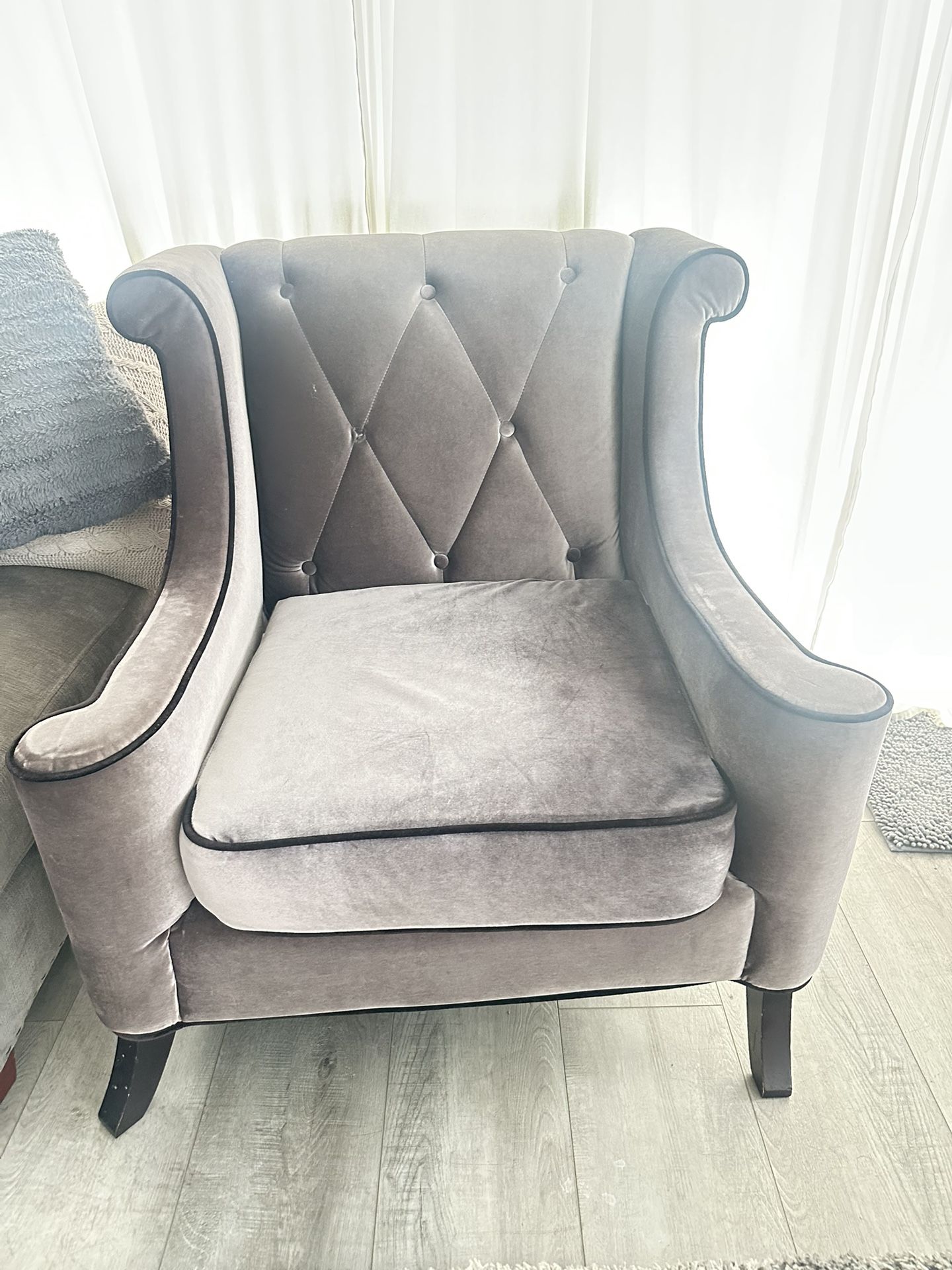 2 CHAIRS GRAY AND BLACK TUFTED