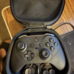 Xbox  Elite Series 2 Wireless Controller-excellent Condition w/ Case & Accessories 
