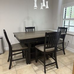 Dining Table And 4 Chairs 