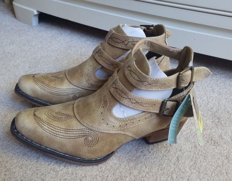 Roper Willa ankle boots in vintage beige .