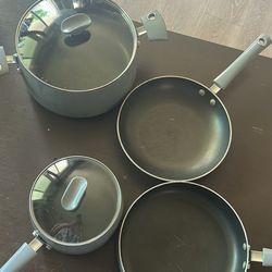Pots And Pan Set Of Four Nonsteak Gray Color Like New