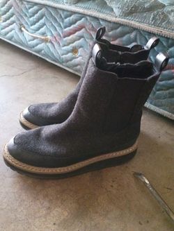 Universal Threads, Gray,  Womens Boots, Size 5 [$10.00]