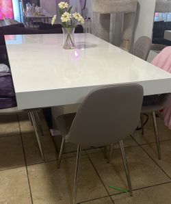 Modern White High-Gloss Dining Table / Multi-Use Desk – Clean Minimalist Design ($70)