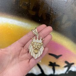 14kt Solid Leon Charm Con Zirconias 