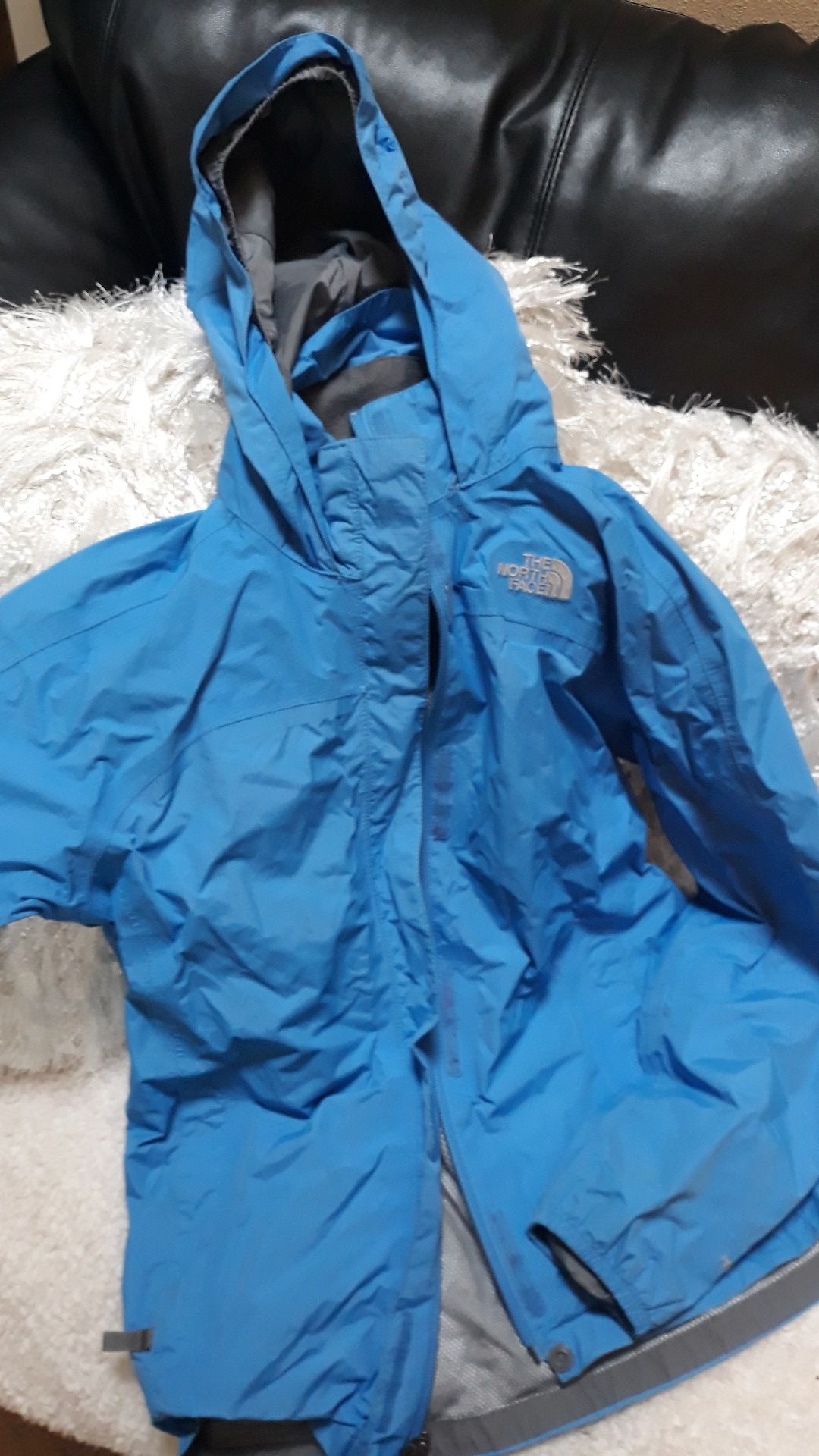 Large kids- fits small adult. Northface