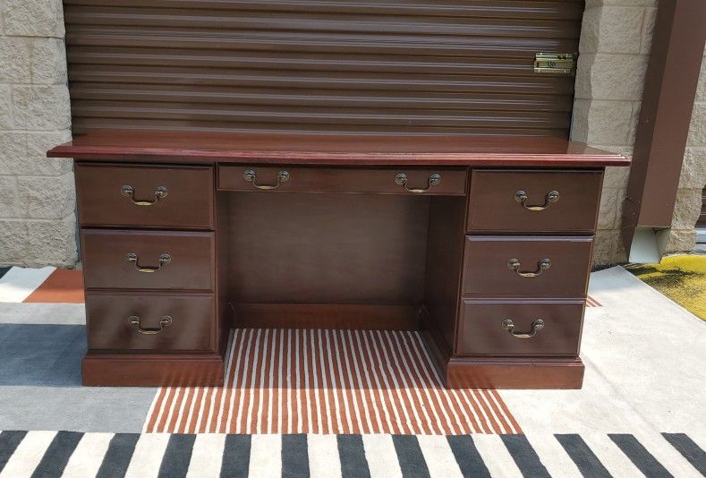 Executive Office Desk - Delivery Possible