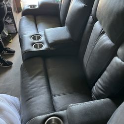 Recliner Couche And Love Seat 