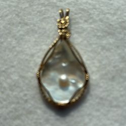 Mother Of Pearl With Natural Sea Pearl